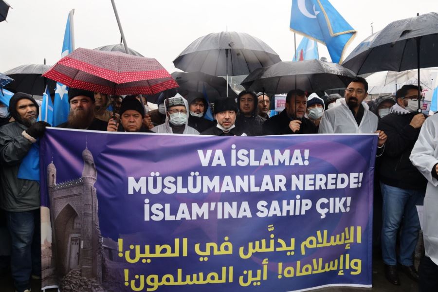 KOMÜNİST KIZIL ÇİN’İN “İSLAM’IN ÇİNLİLEŞTİRİLMESİ” POLİTİKASINI VE “KELİME-İ TEVHİDE HAKARET VE SAYGISIZLIĞI TELİN PROTESTOSU VE BASIN AÇIKLAMASI