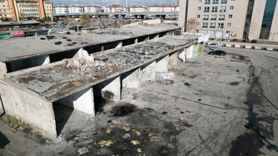 BOŞALTILAN İŞYERLERİNİN YIKIMINA BAŞLANIYOR