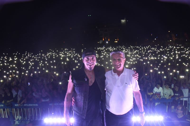 ÜNLÜ TÜRK ROCK GRUBU KEMER’İ SALLADI