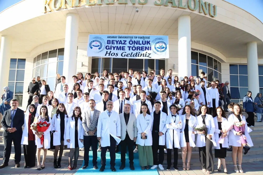 Tıp Fakültesi öğrencileri beyaz önlüklerini  giyerek hekimliğe ilk adımlarını attı