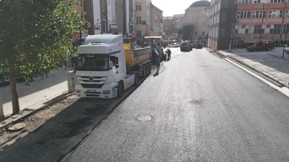 KALEALTI CADDESİNDE SICAK ASFALT SERİMİ TAMAMLANDI, CADDE TRAFİĞE AÇILDI