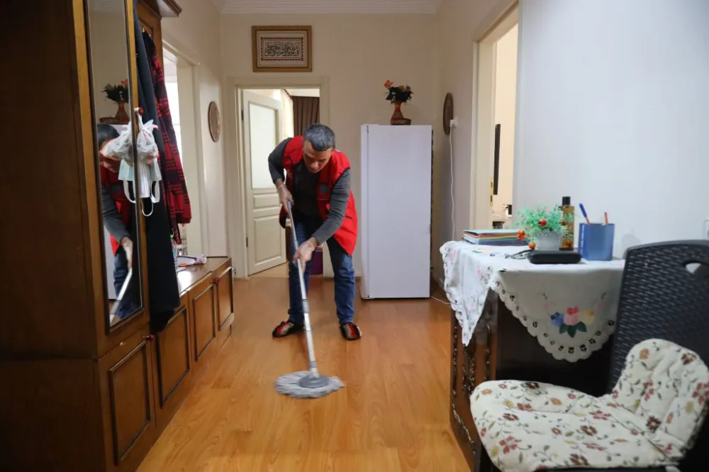 Biz, “önce insan” diyerek her kapıyı sevgiyle çalıyor, her gönüle umut olmaya gayret ediyoruz