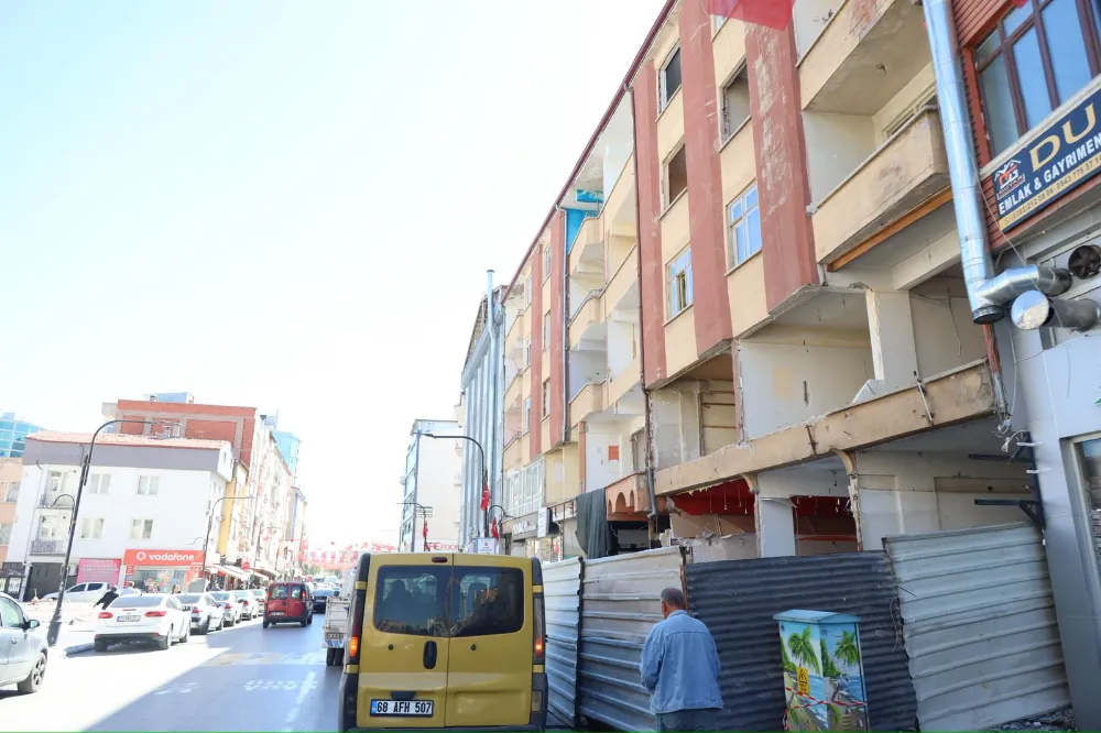 ESKİ SANAYİ CADDESİ’NDE GÜVENSİZ YAPILAR KENTSEL DÖNÜŞÜMLE YIKILIYOR