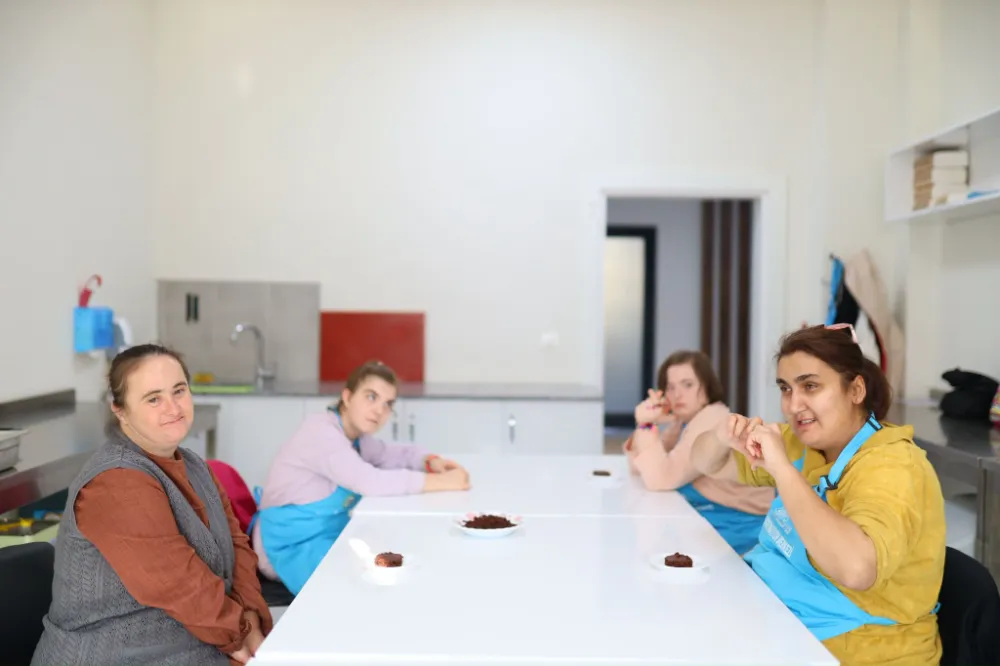 Engelleri aşmanın en güzel yolu, birlikte güçlü olmaktır.