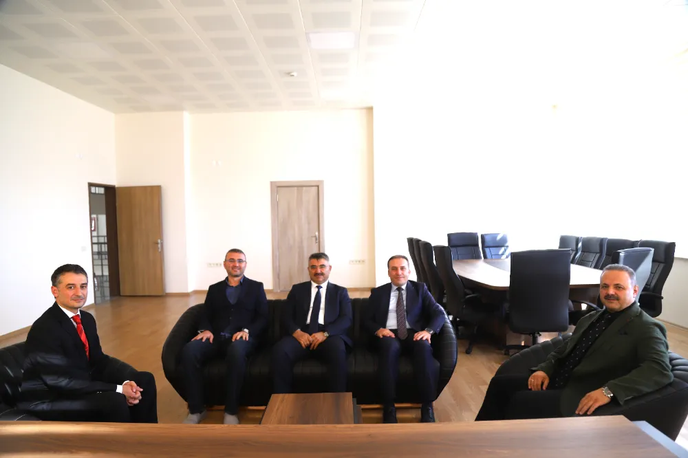 Rektör Arıbaş’tan Bilgisayar ve Bilişim Bilimleri  Fakültesi Dekanı Prof. Dr. Akbal’a hayırlı olsun ziyareti