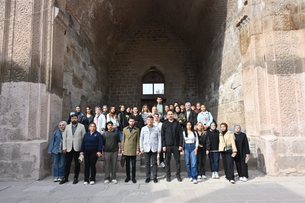 BAŞKAN DİNÇER, ÜNİVERSİTELİ GENÇLERE ŞEHRİN TARİHİ VE KÜLTÜREL MEKANLARINI GEZDİREREK TANITTI