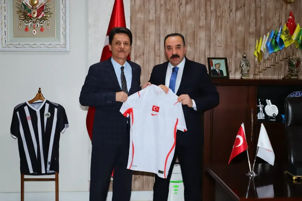 Müdür Yıldız’dan Defterdar Günçavdı’ya forma hediyesi