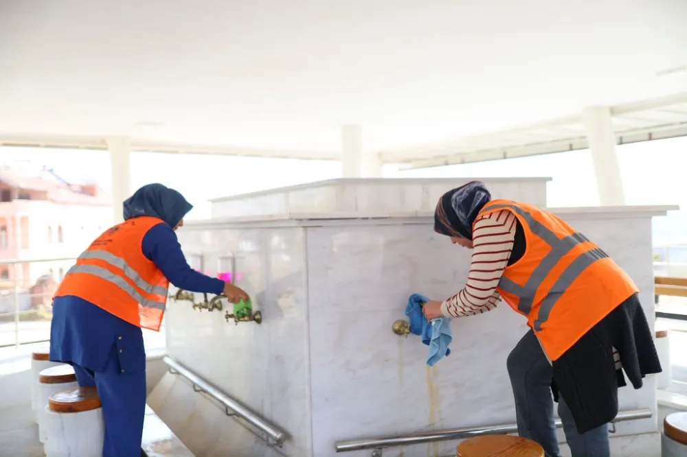 Camiiler, külliyeler ve ibadethaneler; birlik, beraberlik ve dayanışmanın yaşandığı mekanlardır.