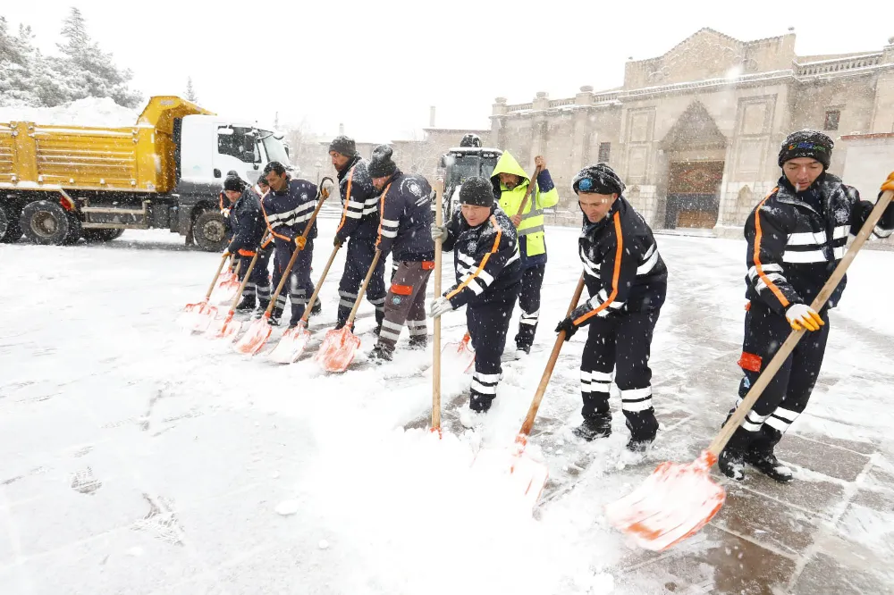 AKSARAY BELEDİYESİ KAR MÜCADELESİNİ SÜRDÜRÜYOR