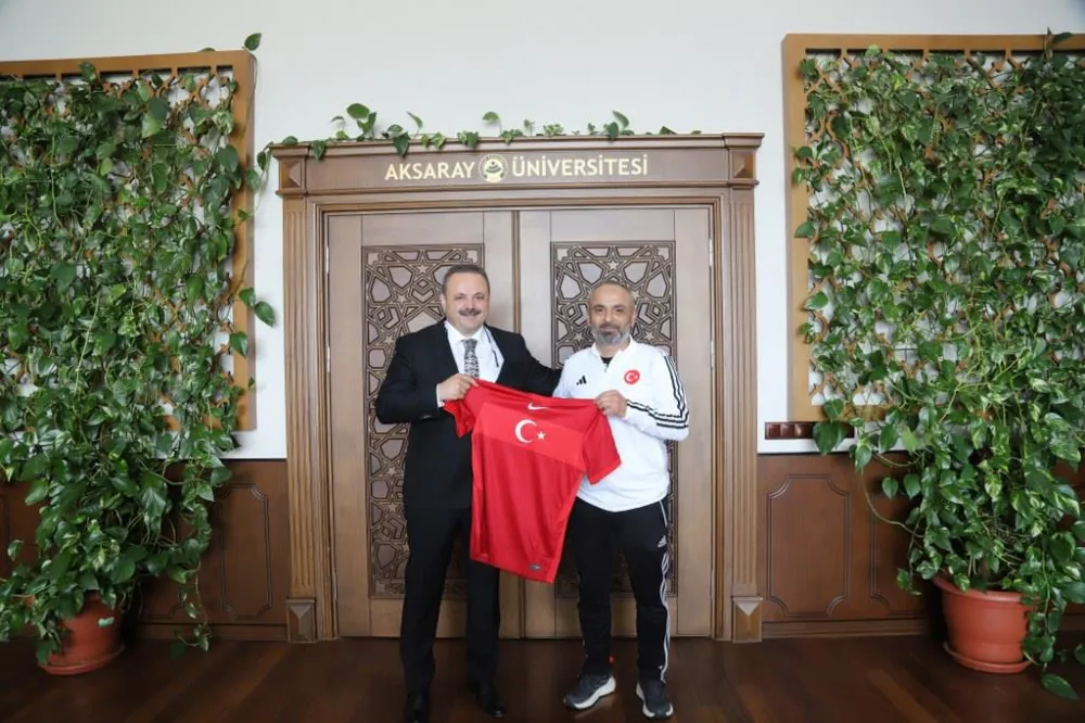 İşitme Engelliler Futsal milli takımlarından Rektör Arıbaş’a ziyaret