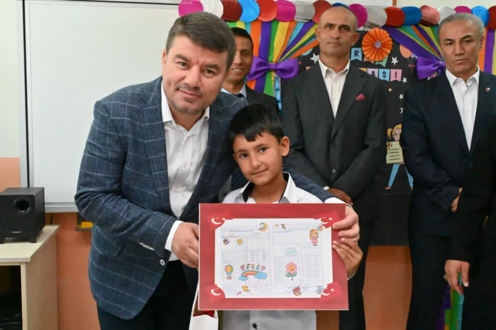 AKHİSAR KÖYÜ’NDE KARNE SEVİNCİ YAŞANDI