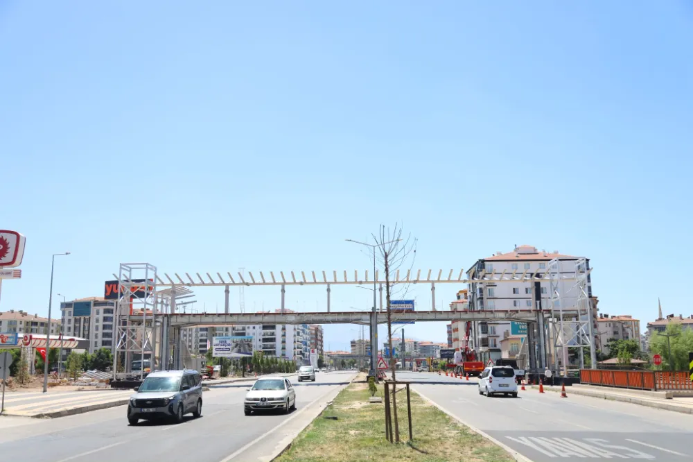 TACİN YAYA ÜST GEÇİDİNDE ÇELİK MONTAJI TAMAMLANDI