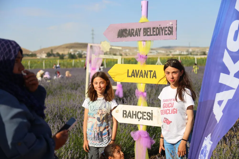 AKSARAY LAVANTA BAHÇESİ ZİYARETÇİLERİNİ BÜYÜLEMEYE DEVAM EDİYOR