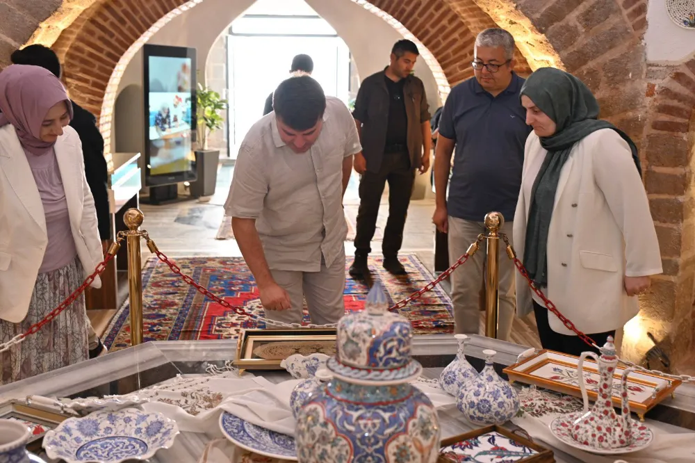 BAŞKAN DİNÇER, II. KILIÇARSLAN HAMAMI’NDA, KADINLAR LOKALİ SERGİ VE SATIŞ OFİSİNİ ZİYARET ETTİ