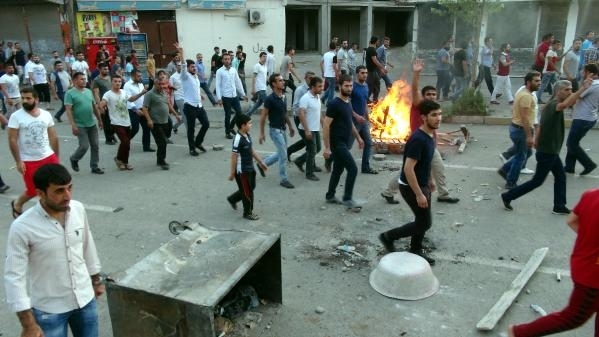 Sokağa çıkma yasağının sürdüğü Cizre'de protesto yürüyüşü