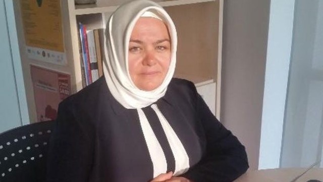 İlk başörtülü bakan Ayşen Gürcan oldu