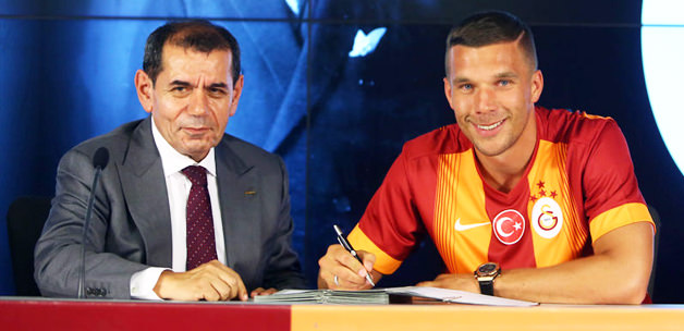 Lukas Podolski İmzayı Attı