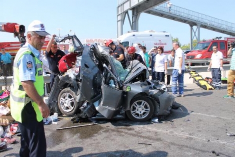 Otomobil İki TIR’ın Arasında Kaldı